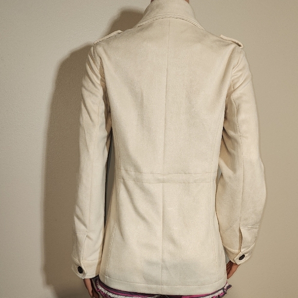 Rachel Cream Utility Jacket with Structured Design - Picture 9 of 15